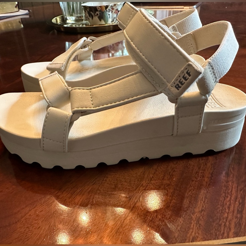 REEF Cushion Rem Hi in Vintage. Gently Used, Great Condition.